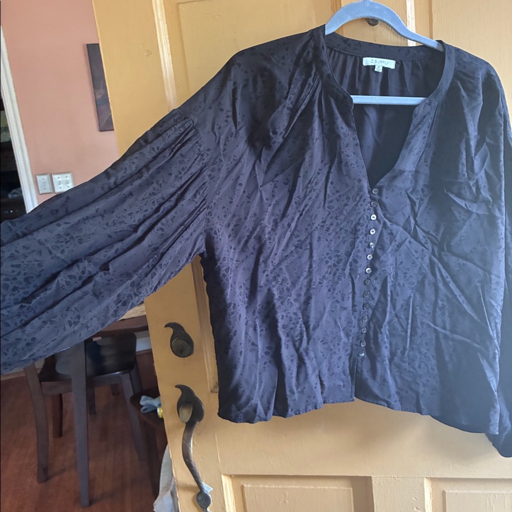Beautiful flowy Z supply black patterned top